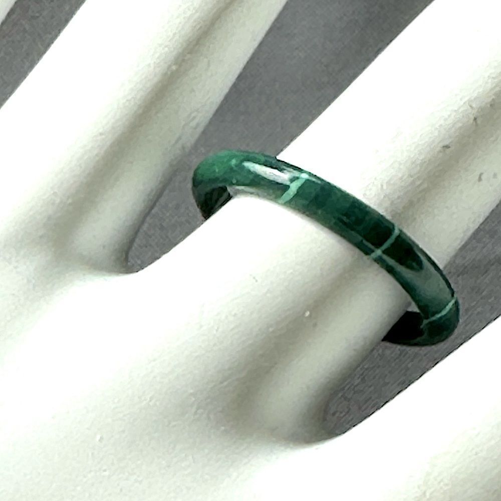 Vintage 7.5 green malachite narrow band ring